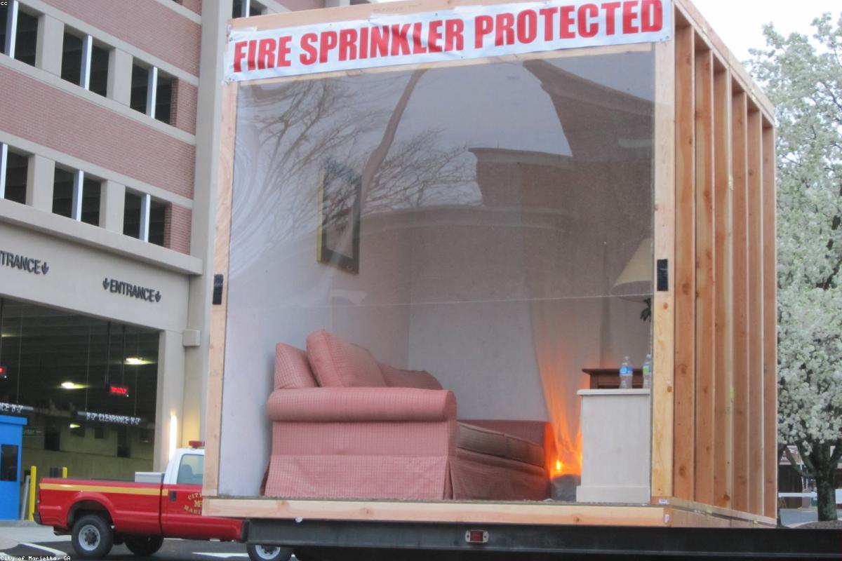 Tavana monte edilmiş yangın sprinkler başlığı